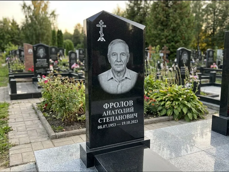 Памятник из чёрного гранита — стела со столиком и скамьёй с крестом на Голгофе, работа «Верещагин» в Сочи