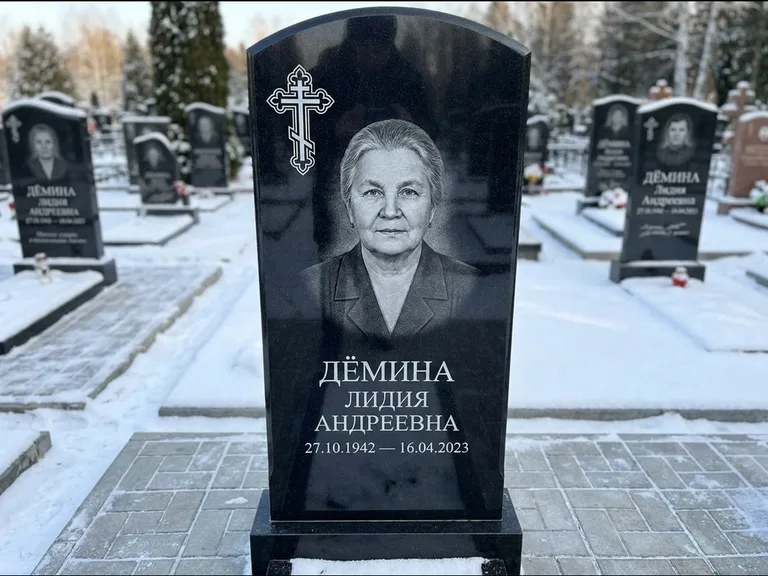 Памятник из чёрного гранита — стела домиком с крестом в лучах, работа «Селезнёва» в Сочи