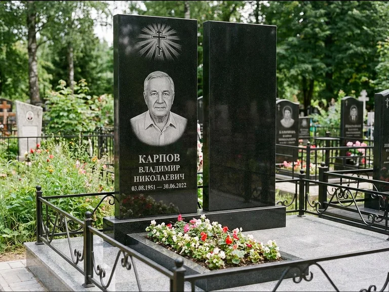 Памятник из чёрного гранита — ступенчатая стела с золочёным крестом, работа «Панкратов» в Сочи