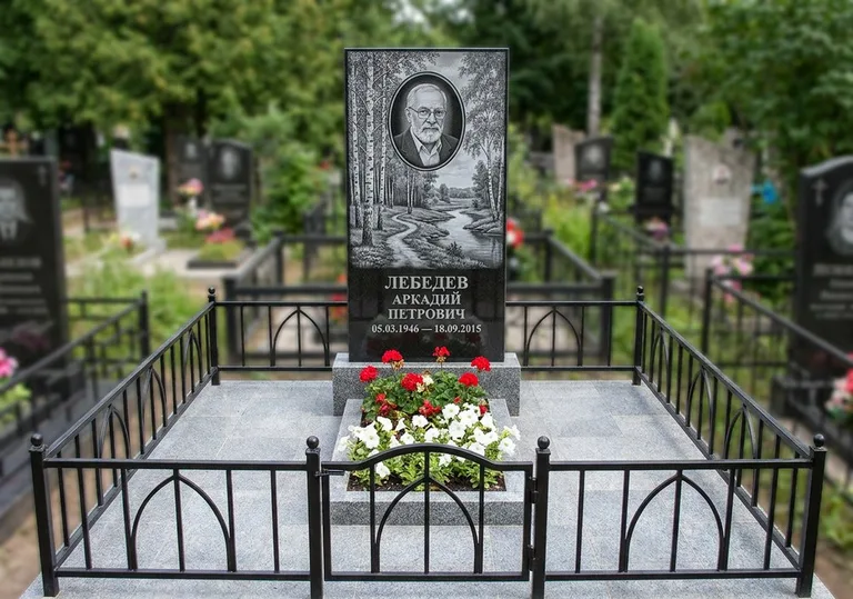 Памятник с гравировкой берёзовой рощи, портретом и надписью в Сочи