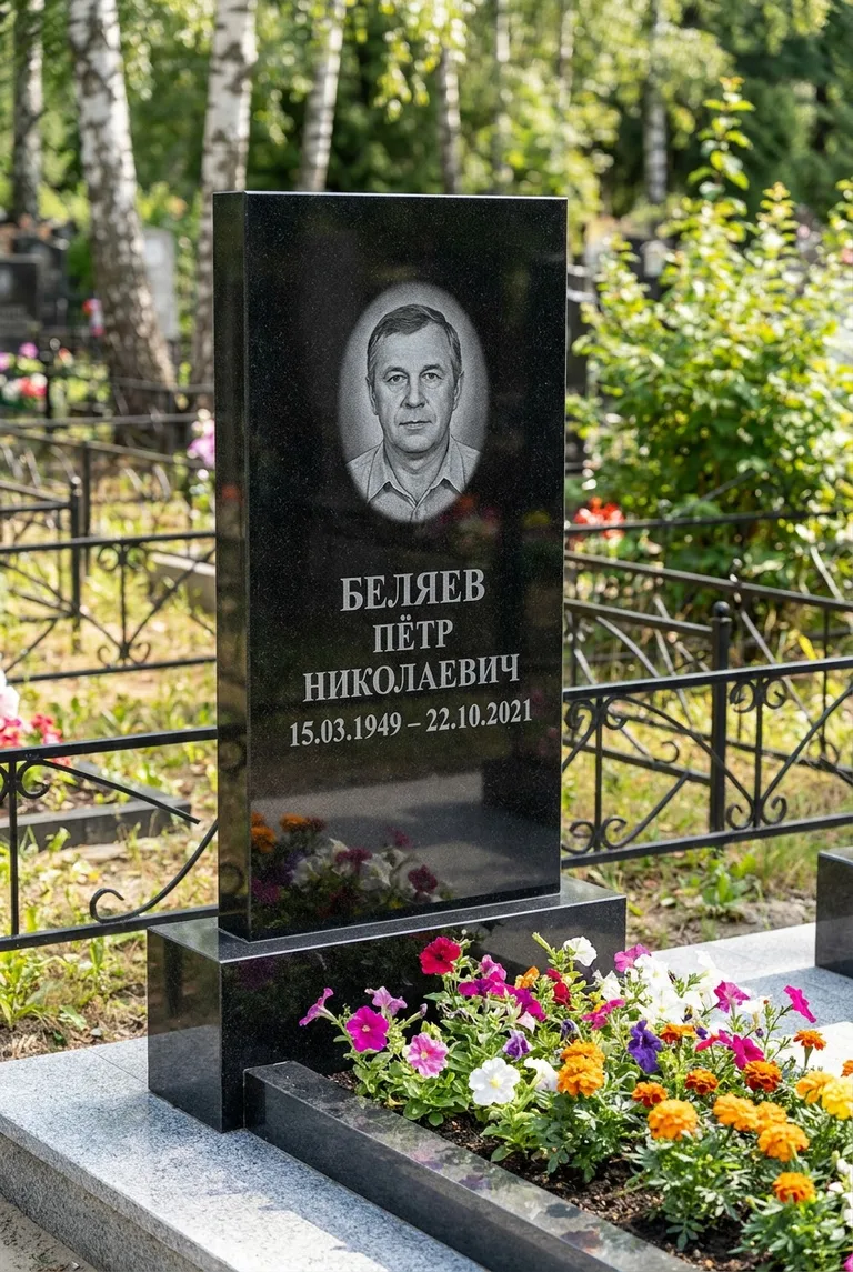 Вертикальный чёрный гранитный памятник под ключ с цветником в Сочи