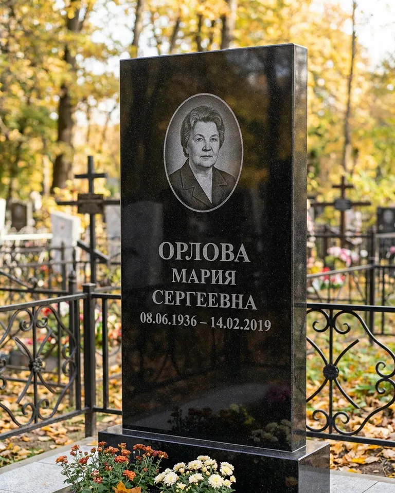 Вертикальный серый гранитный памятник под ключ, осень в Сочи