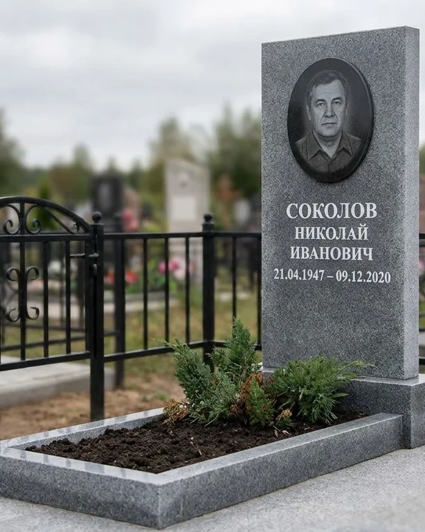 Чёрный памятник под ключ на гранитном цоколе в Сочи