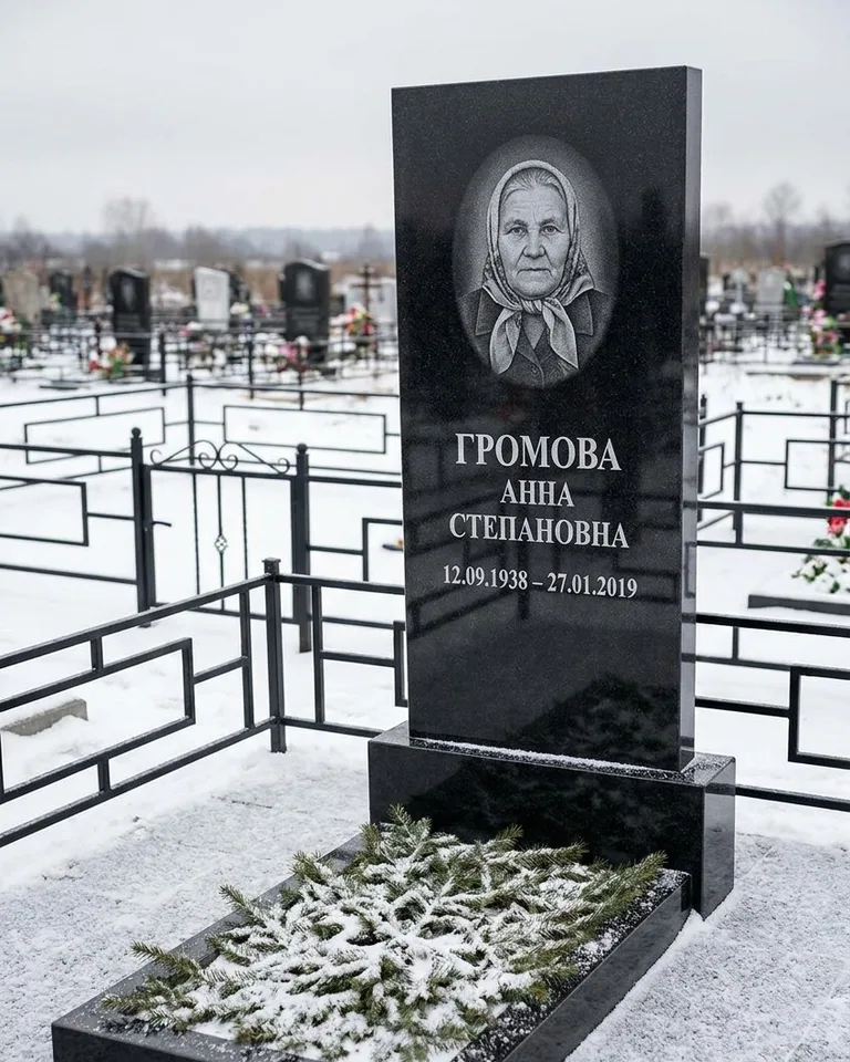 Простой вертикальный памятник под ключ зимой в Сочи