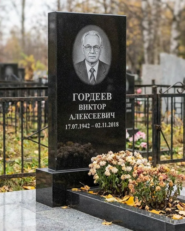 Памятник под ключ с гранитным цоколем и плиткой в Сочи