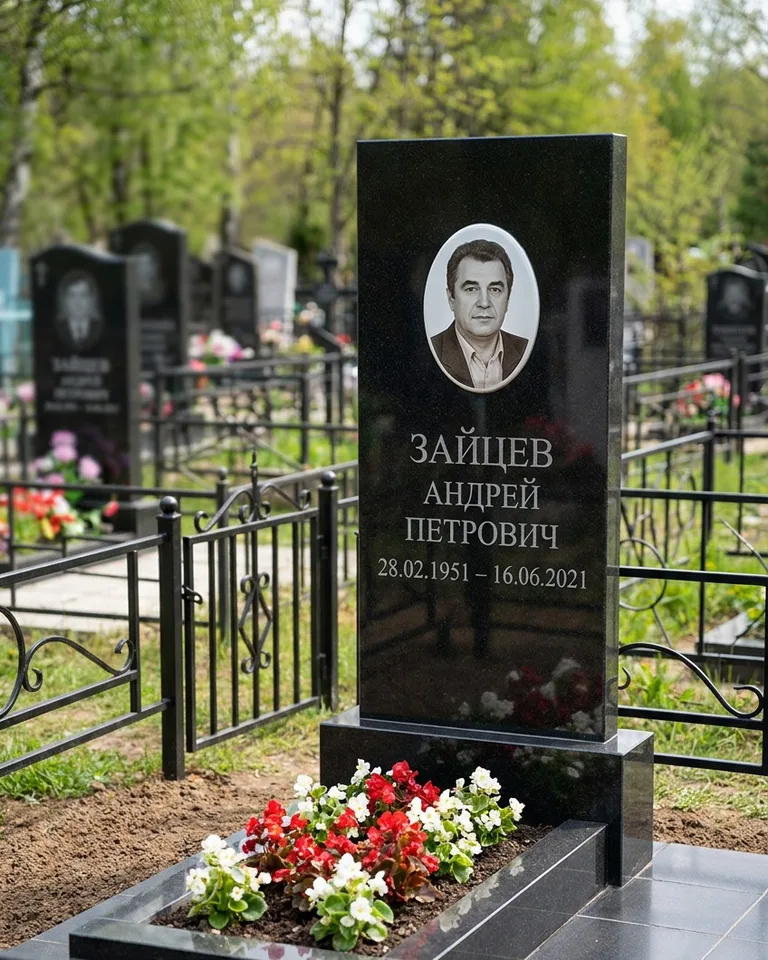 Памятник под ключ с гранитной вазой и цветами в Сочи