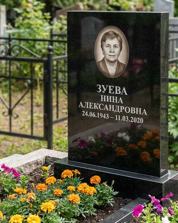 Горизонтальный чёрный гранитный памятник под ключ в Сочи