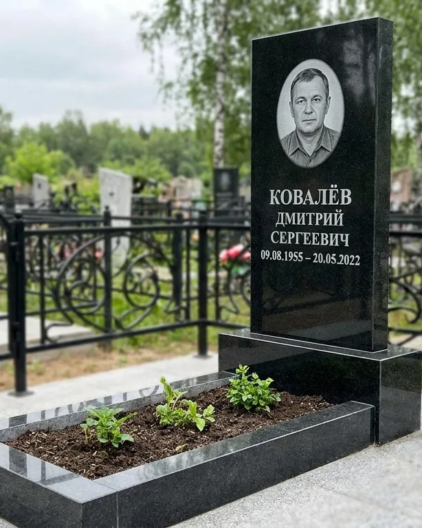 Горизонтальный серый памятник под ключ, осень в Сочи