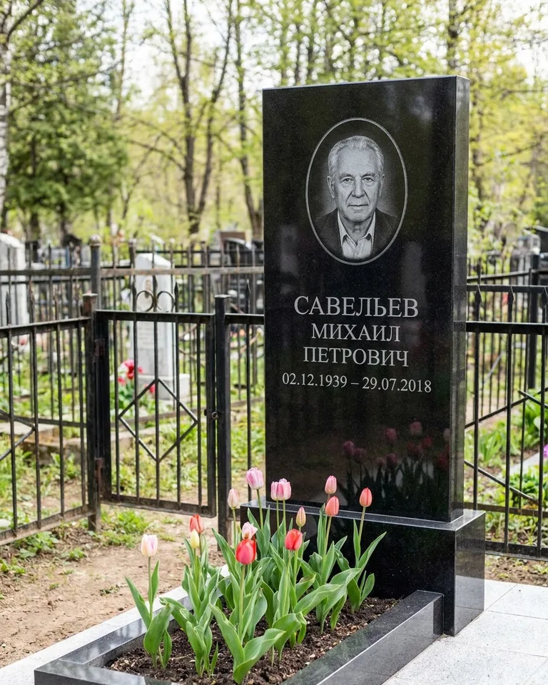 Горизонтальный памятник под ключ на гранитном основании в Сочи