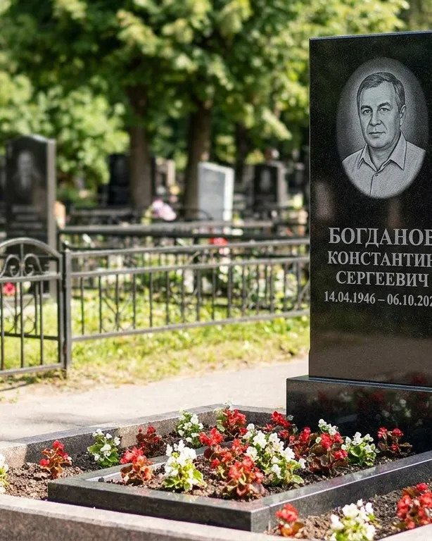 Низкий горизонтальный памятник под ключ с цветником в Сочи