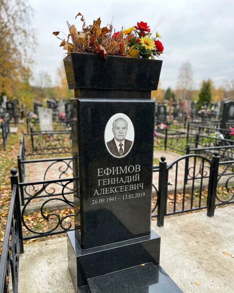 Двойной семейный памятник под ключ с портретами в Сочи