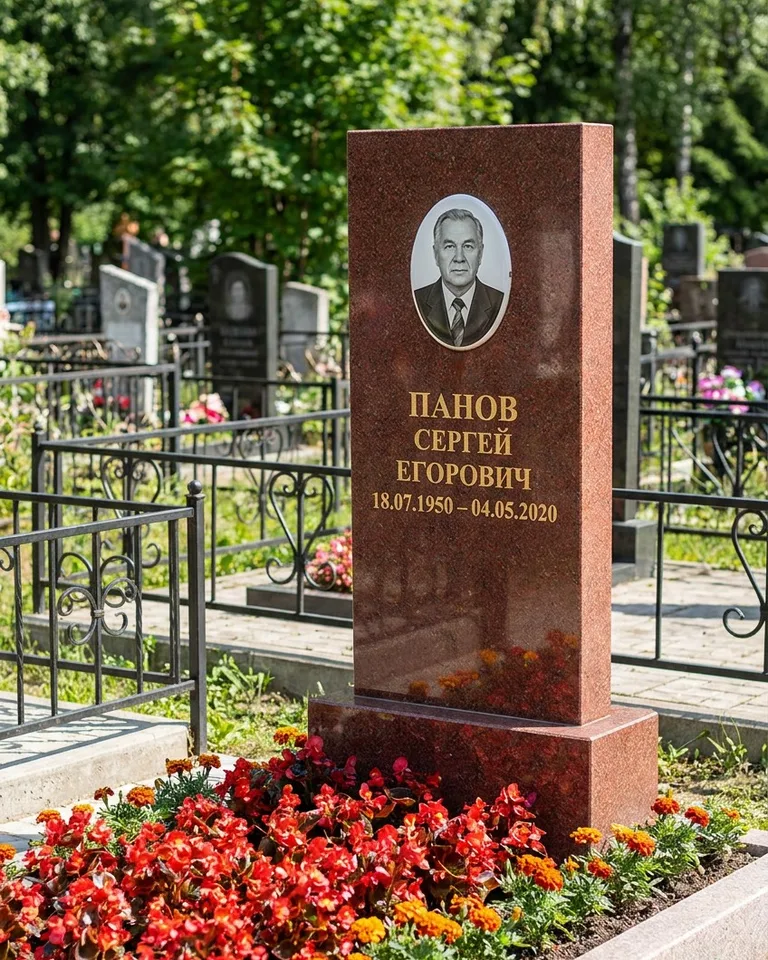 Двойной серый памятник под ключ с вазой в Сочи