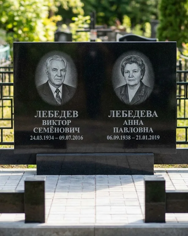 Памятник под ключ из красного гранита в Сочи