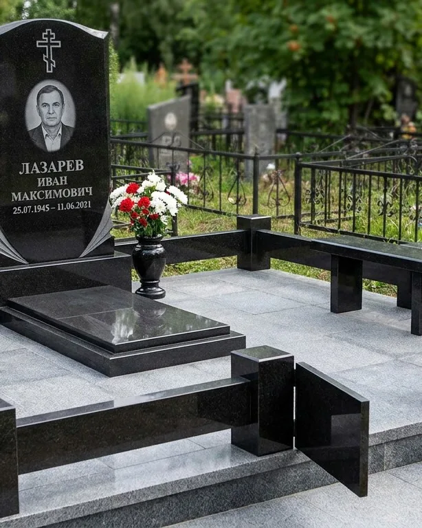 Памятник под ключ зимой с венком в Сочи