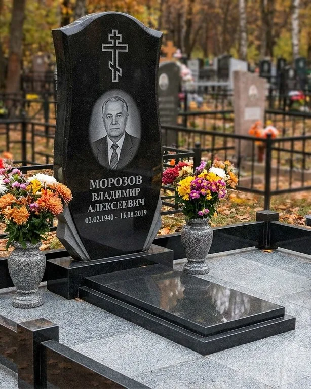 Памятник под ключ со скамьёй и мощением в Сочи