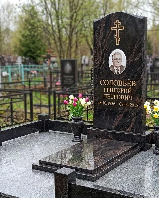 Памятник под ключ с гранитным цоколем и вазой, осень в Сочи