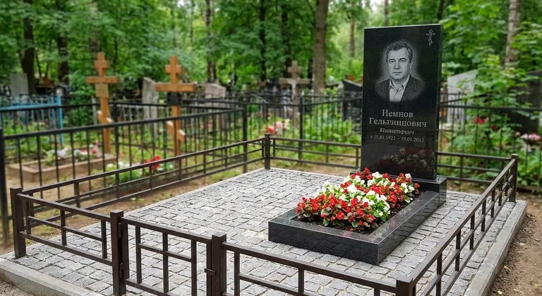 Памятник под ключ с цветником и благоустройством в Сочи