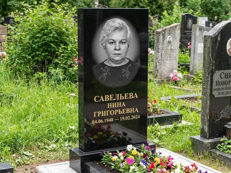 Портрет на памятнике в Сочи — Паспортное фото восстановили и награвировали на чёрной стеле