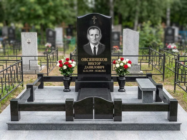 Портрет на памятнике в Сочи — Старый снимок → гравировка на премиум-комплексе с плиткой и оградой