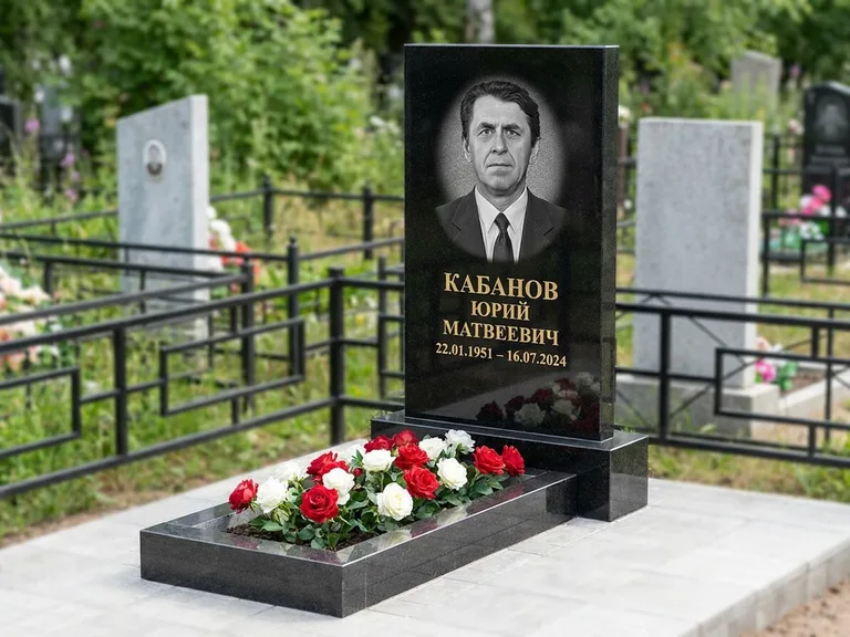 Портрет на памятнике в Сочи — Старый снимок → гравировка на вертикальной стеле