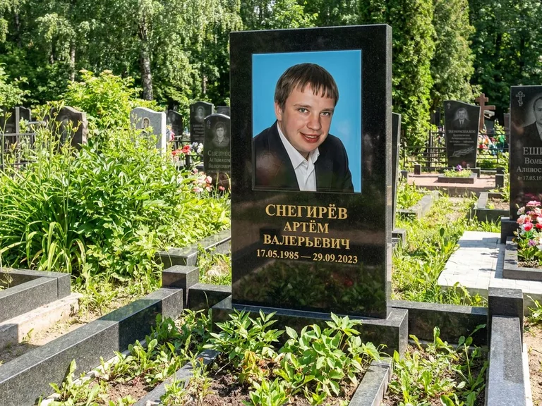 Портрет на памятнике в Сочи — Цветное фото → прямоугольная фотокерамика на чёрном граните