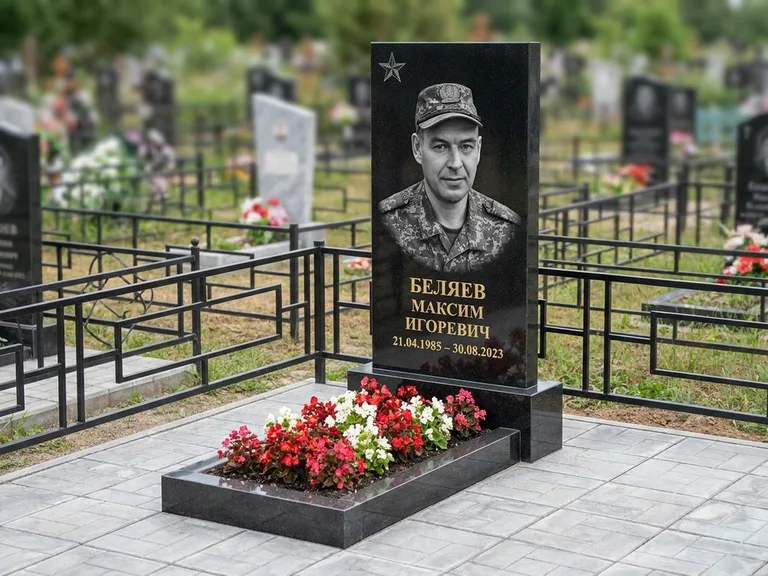 Портрет на памятнике в Сочи — Военное фото → цветная фотокерамика, гравированная звезда