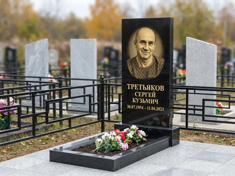 Портрет на памятнике в Сочи — Восстановленный портрет → гравировка на вертикальной стеле