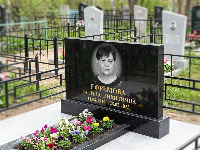 Портрет на памятнике в Сочи — Ч/б портрет → гравировка на горизонтальном памятнике