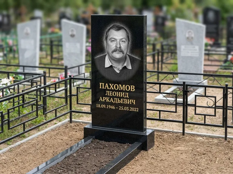 Портрет на памятнике в Сочи — Маленькое фото → гравировка на простом бюджетном памятнике