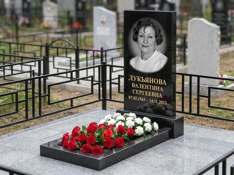 Портрет на памятнике в Сочи — Ч/б портрет → гравировка на стандартном комплексе
