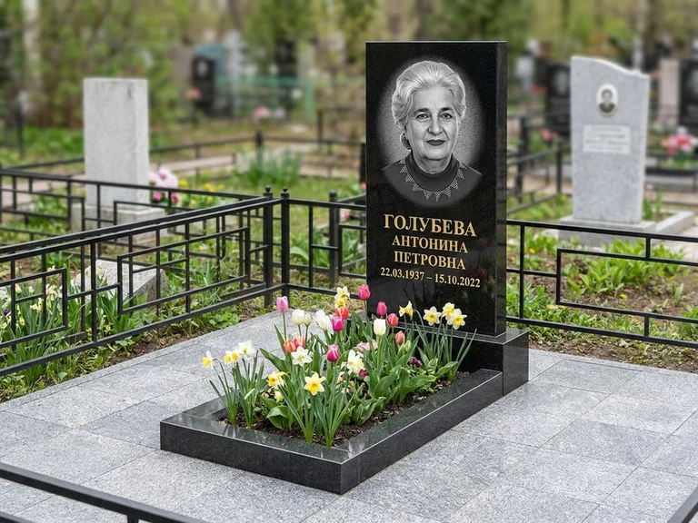 Портрет на памятнике в Сочи — Выцветший скан восстановили и награвировали на стеле
