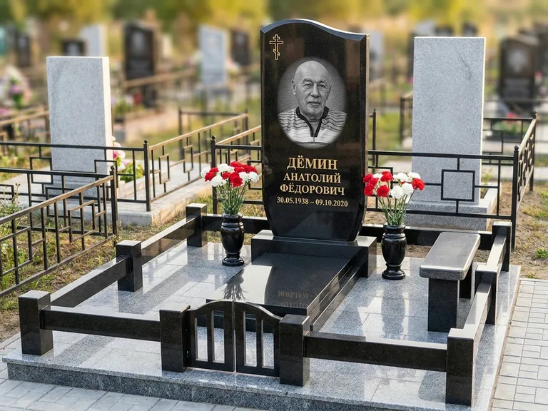 Портрет на памятнике в Сочи — Реставрация → гравировка на премиум-комплексе