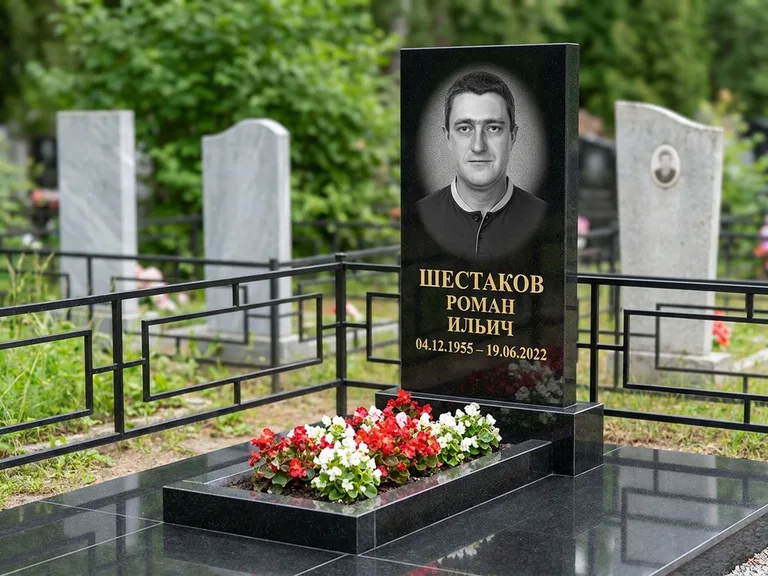 Портрет на памятнике в Сочи — Ч/б портрет → гравировка на стеле