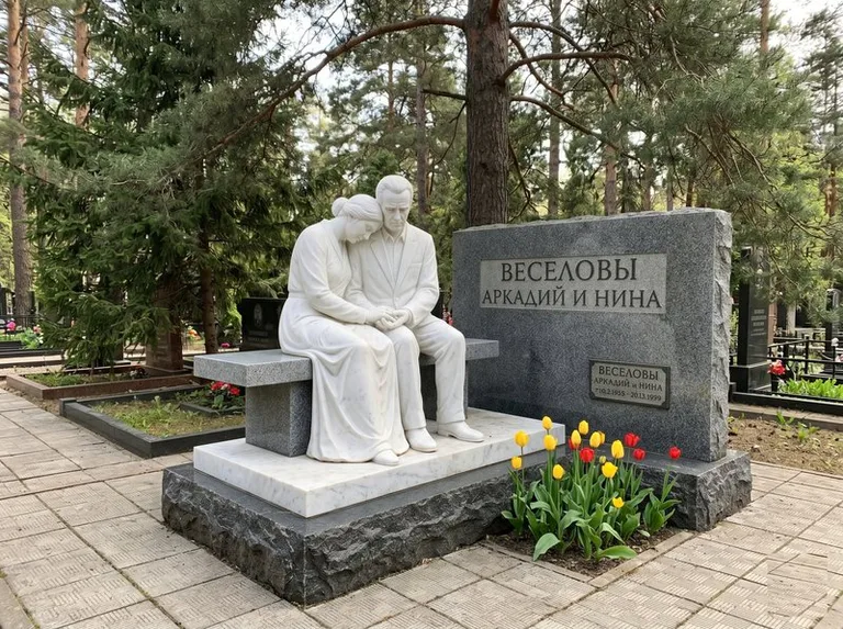 Мраморная скорбящая пара на эксклюзивном мемориале в Сочи