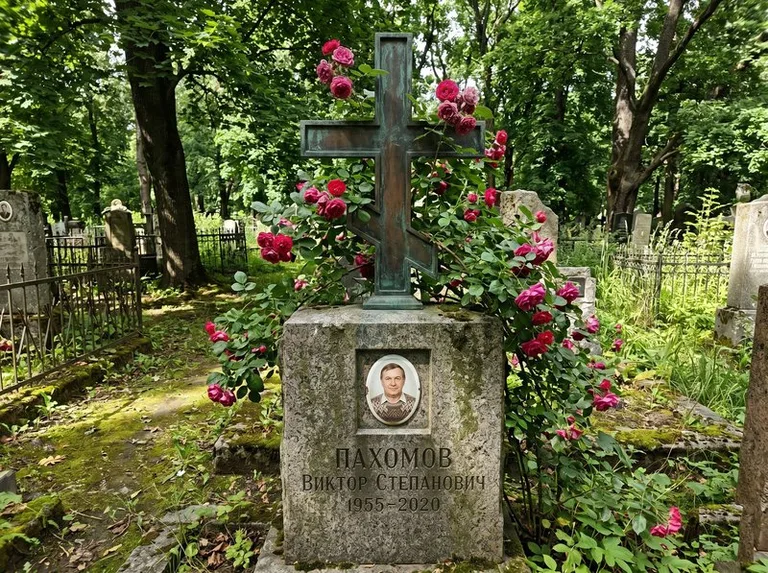 Бронзовый крест с розами на гранитной плите в Сочи