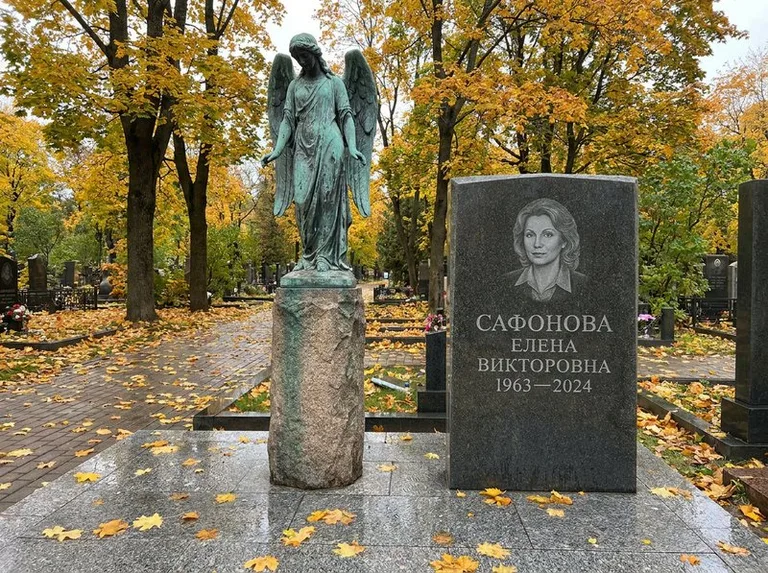 Бронзовый ангел на колонне рядом с памятником в Сочи