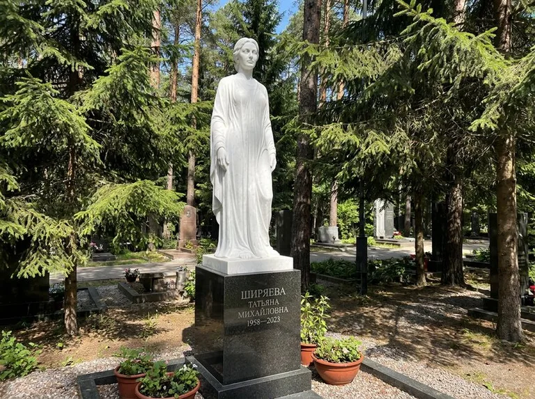 Ростовая женская фигура с портретным сходством на мемориале в Сочи