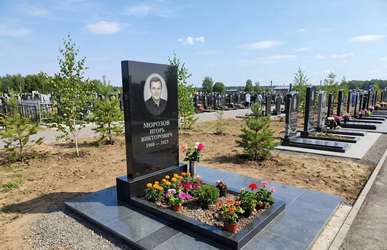Уборка могилы со скамьёй до и после в Сочи