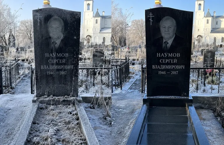 Диптих №18: могила с деревянным крестом и низкой оградкой — выполота трава в Сочи
