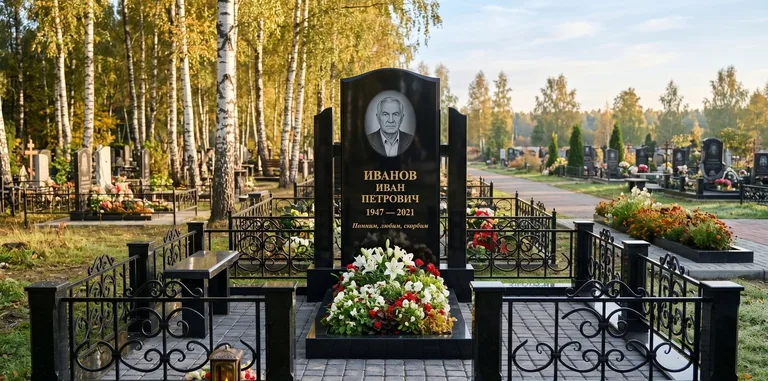 Мемориальный комплекс с цветником и оградой в Сочи