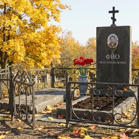Памятник из полимера в форме монолитной глыбы с крестом