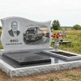 Гранитный памятник дальнобойщику с фактурой скалы с уходящей вдаль дорогой