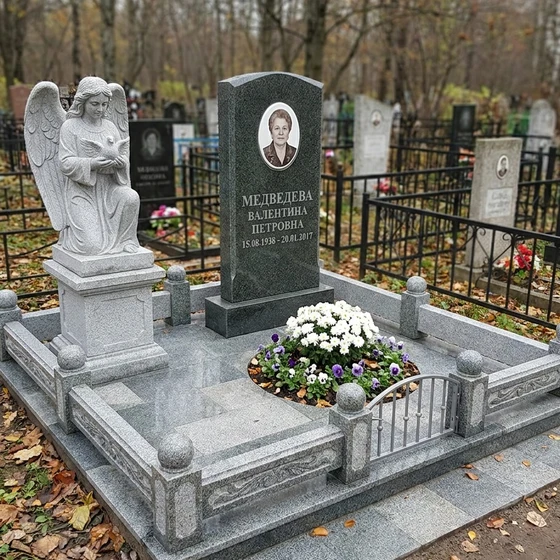 Памятник со скульптурой ангела из серо-зелёного гранита