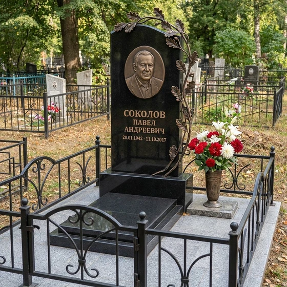 Памятник из чёрного гранита с бронзовой табличкой