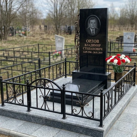 Элегантный памятник из гранита с металлическим оформлением