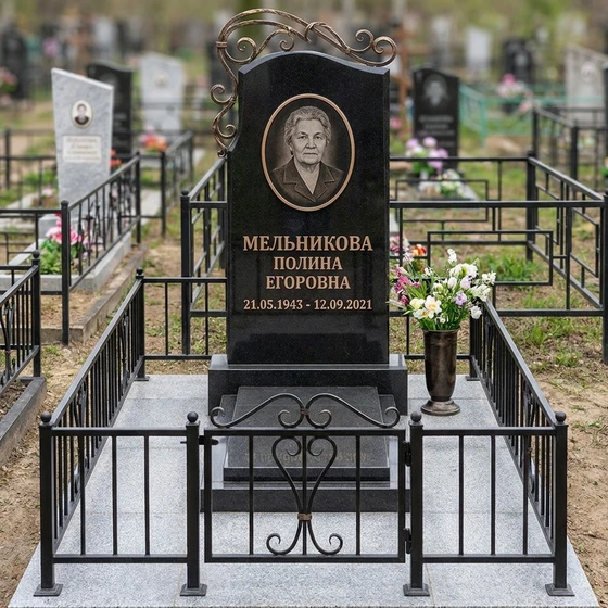 Строгий гранитный памятник с бронзовыми деталями