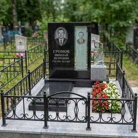 Вертикальный памятник из гранита со стеклянным декором