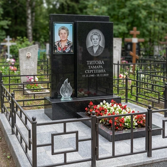 Комбинированный памятник из гранита и стекла