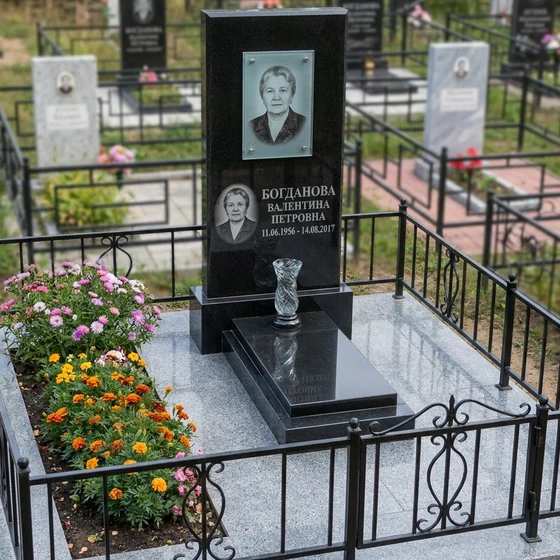 Горизонтальный памятник с панорамным стеклом