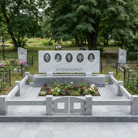 Семейный мемориал на пять человек из белого мрамора